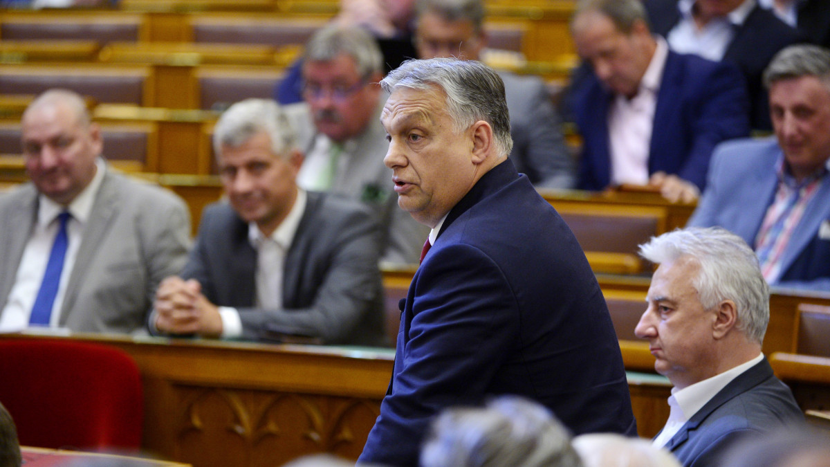 Orbán Viktor miniszterelnök azonnali kérdésre válaszol az Országgyűlés rendkívüli plenáris ülésén 2022. június 27-én. Mellette Semjén Zsolt nemzetpolitikáért, egyházügyekért és nemzetiségekért felelős miniszterelnök-helyettes (j).