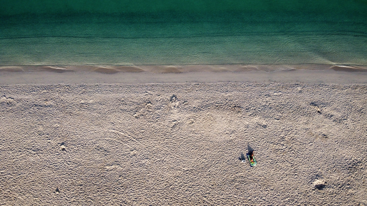 Drónnal készült felvétel a látogatók számára lezárt tengerpartról Dubajban 2020. március 17-én. A koronavírus-járvány miatt az Egyesült Arab Emírségek bezárt minden nagyobb turistalátványosságot és szórakozóhelyet, valamint lezárták a parkokat és a strandokat március 30-ig.