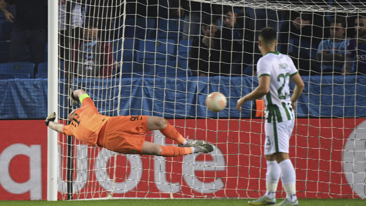 Dibusz Dénes, a Ferencváros kapusa gólt kap az Európa-liga csoportkörének 6. fordulójában játszott Trabzonspor-Ferencváros mérkőzésen Trabzonban, a Senol Günes stadionban 2022. november 3-án.