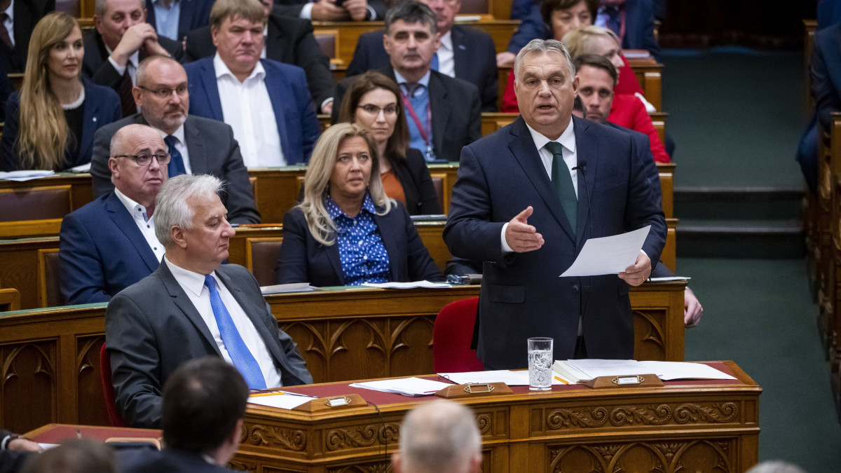 Orbán Viktor miniszterelnök azonnali kérdésre válaszol az Országgyűlés plenáris ülésén 2022. november 2-án. Mellette Semjén Zsolt miniszterelnök-helyettes.