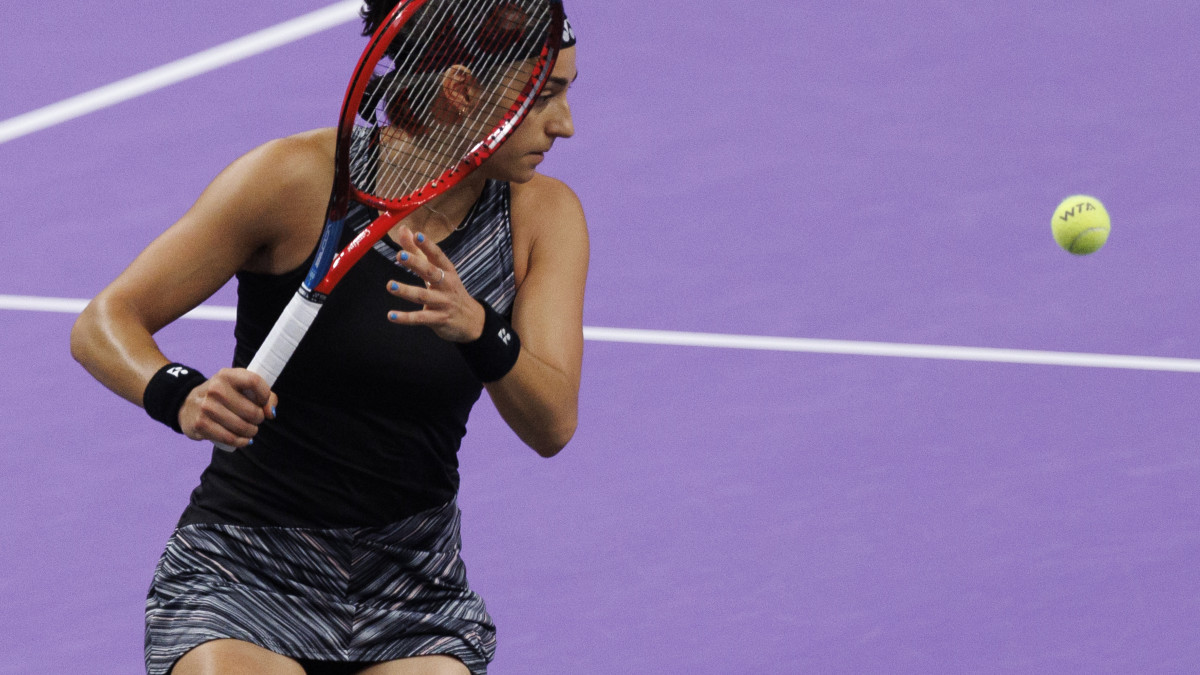 A francia Caroline Garcia a görög Maria Szakkari ellen játszik a texasi Fort Worth-ben zajló női tenisz-világbajnokság elődöntőjében 2022. november 6-án. Az idén október 31. és november 7. között zajló versenyen a világ legjobb nyolc női játékosa vesz részt.