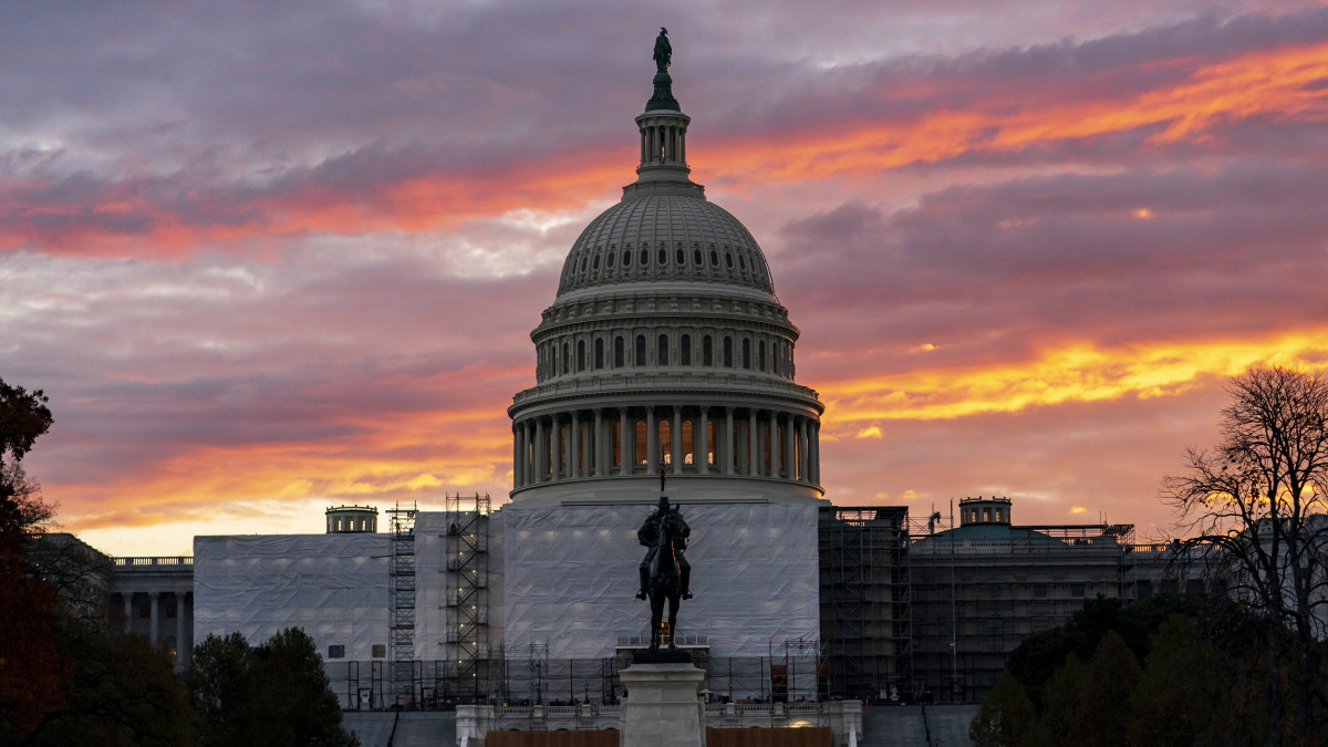 Az amerikai törvényhozás, a kongresszus washingtoni épülete, a Capitolium pirkadati fényekben a félidős kongresszusi választások előtti napon, 2022. november 7-én.