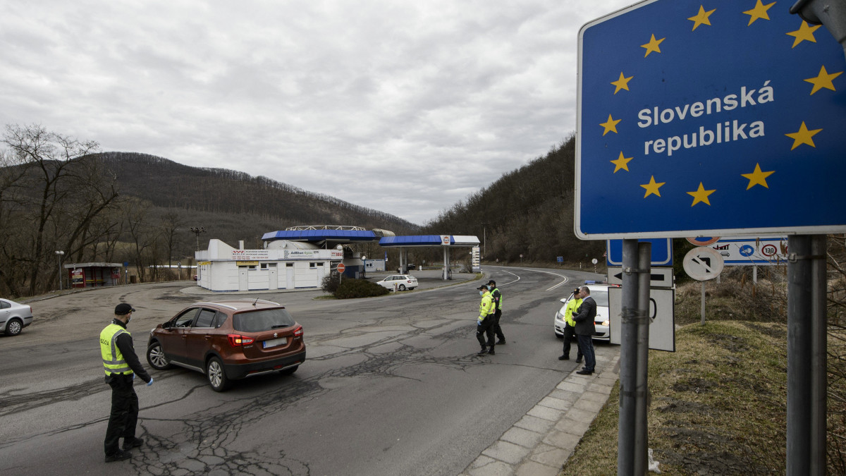 Személygépkocsi visszafordul Magyarország felé a Somoskőújfalui és Sátorosbánya közötti határátkelőhelyen 2020. március 13-án. A koronavírus terjedésének megakadályozása érdekében a szlovák kormány reggel 7 órától a közúti határátkelőin - a lengyel határszakaszt kivéve - visszaállítja a határellenőrzést. Csak azokat engedik be Szlovákiába, akik szlovák állampolgárok, és akiknek az országban tartózkodási engedélyük van. Minden külföldről érkezőnek 14 napos karanténba kell vonulnia.