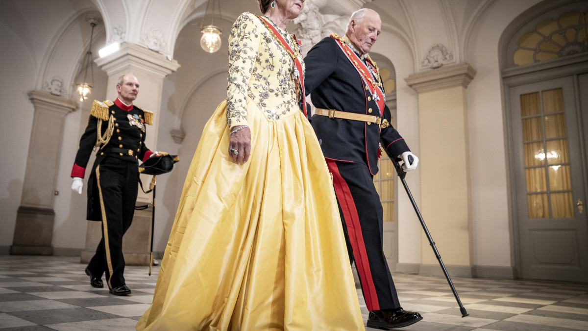 V. Harald norvég király és felesége, Szonja királyné érkezik a II. Margit dán királynő trónra lépésének 50. évfordulója alkalmából tartandó díszvacsorára a koppenhágai Christiansborg-palotában 2022. szeptember 11-én. Dánia 82 éves uralkodóját 1972. január 14-én koronázták meg.