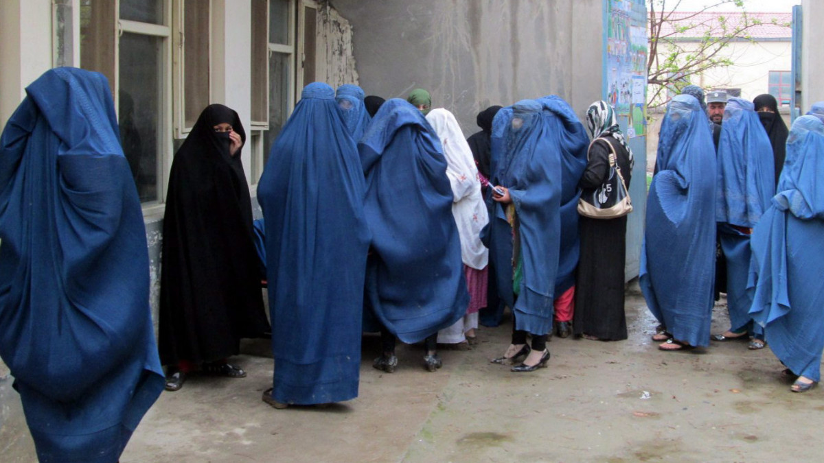 Kunduz, 2014. április 5.Voksolásra váró afgán nők sorakoznak az észak-afganisztáni Kunduz egyik szavazóhelyisége előtt 2014. április 5-én, az afgán elnökválasztás napján. (MTI/EPA/Násszir Vakif)