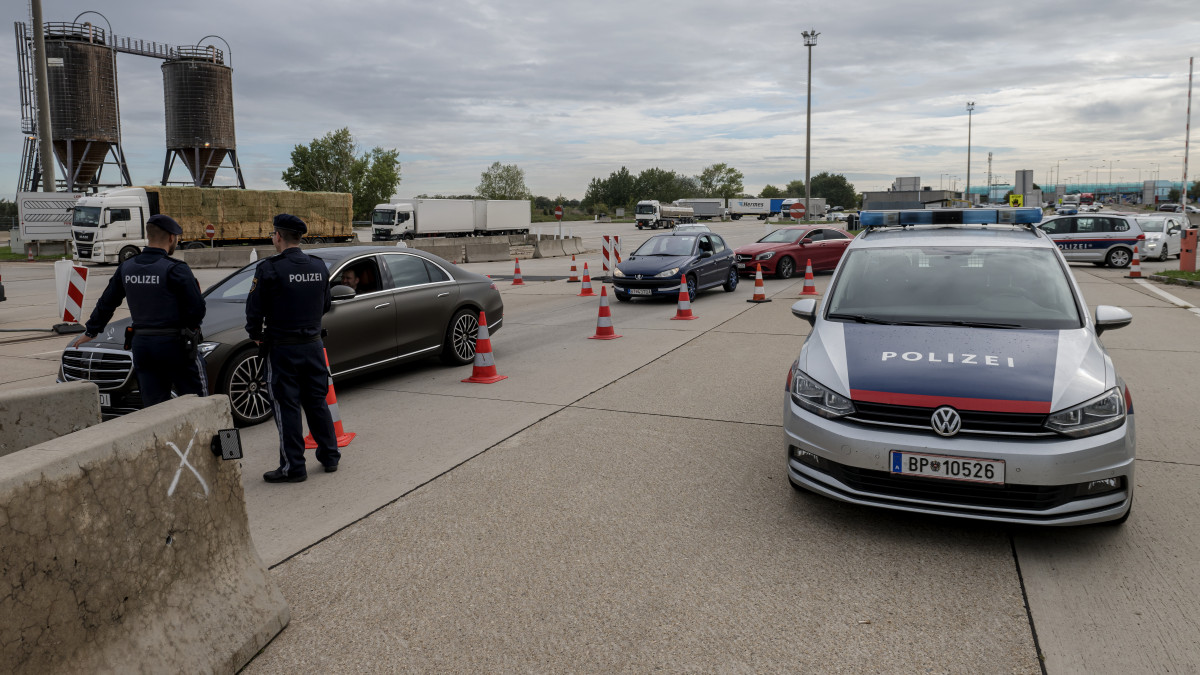 Osztrák rendőrök ellenőrzik a járműveket az osztrák-szlovák határon az ausztriai Berg határákelőhelyen 2022. szeptember 29-én, miután az osztrák rendőrség elkezdte az előre meghirdetett szúrópróbaszerű ellenőrzést a migránsok és az embercsempészek kiszűrése érdekében.
