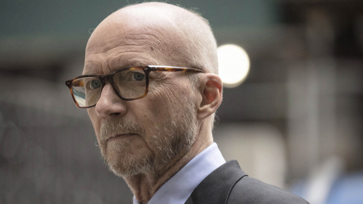 A szexuális zaklatással vádolt Paul Haggis Oscar-díjas kanadai forgatókönyvíró, rendező érkezik perének tárgyalására a New York-i Legfelsőbb Bíróságra 2022. október 17-én. Haggis ellen azután indult eljárás, hogy egy nő megvádolta őt többnapi kényszerített szexuális együttlétekkel. A bűncselekmény után a sértettet egy ismeretlen férfi vitte ki a repülőtérre, majd magára hagyta.