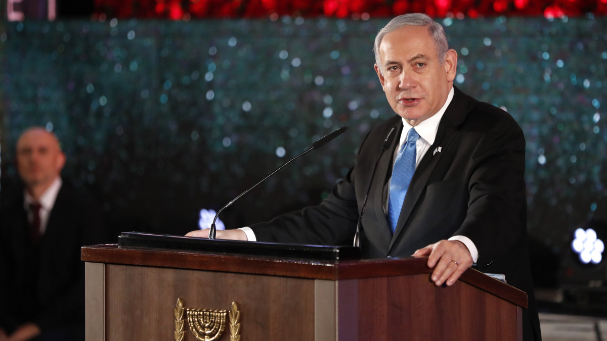 Benjámin Netanjahu izraeli miniszterelnök beszél az auschwitz-birkenaui haláltábor felszabadulásának 75. évfordulójára szervezett Holokauszt Világfórumon a jeruzsálemi Jad Vasem Intézet és Emlékmúzeumban 2020. január 23-án