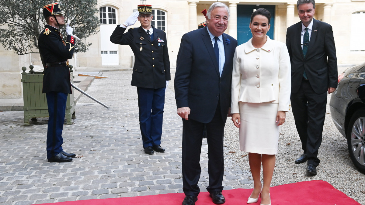 Novák Katalin köztársasági elnököt (j) fogadja Gérard Larcher, a francia szenátus elnöke (b) Párizsban 2022. november 11-én.