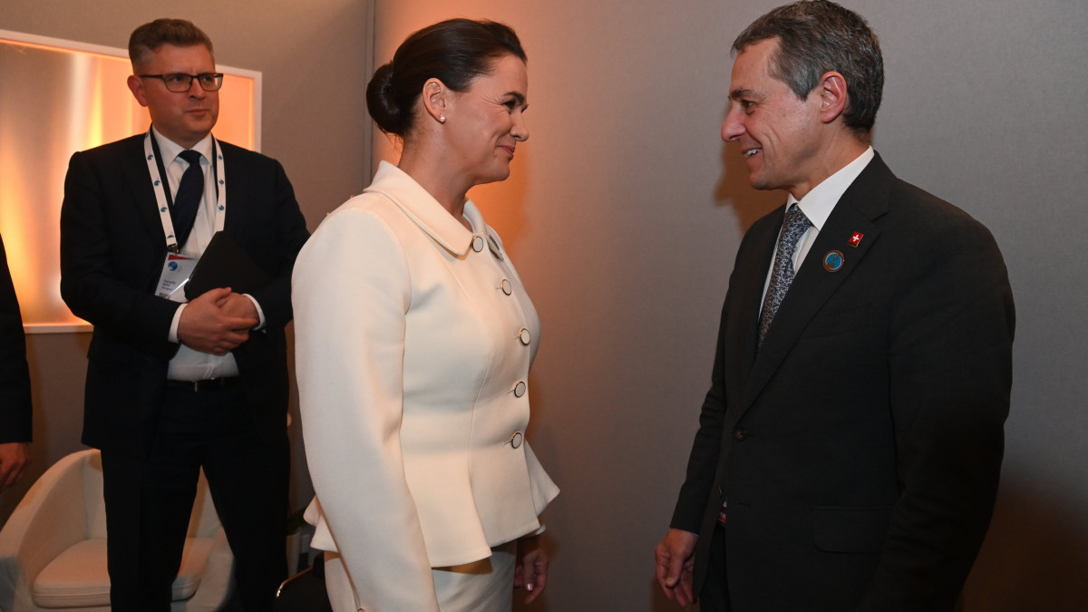 Novák Katalin köztársasági elnök és Ignazio Cassis svájci elnök (j) kétoldalú megbeszélésük előtt a párizsi Békefórumnak helyet adó Palais Brongniartban 2022. november 11-én.