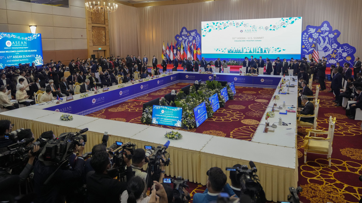 A Délkelet-ázsiai Országok Szövetsége, az ASEAN és az Egyesült Államok csúcstalálkozója Phnompenhben 2022. november 12-én.