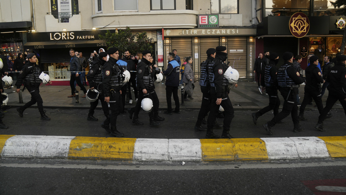 Készenléti rendőrök érkeznek egy robbanás helyszínére Isztambul népszerű sétálóutcájában, az Istiklalon 2022. november 13-án. A detonációnak az első vizsgálatok szerint négy halottja és 38 sebesültje van. A robbanás eredete egyelőre ismeretlen.