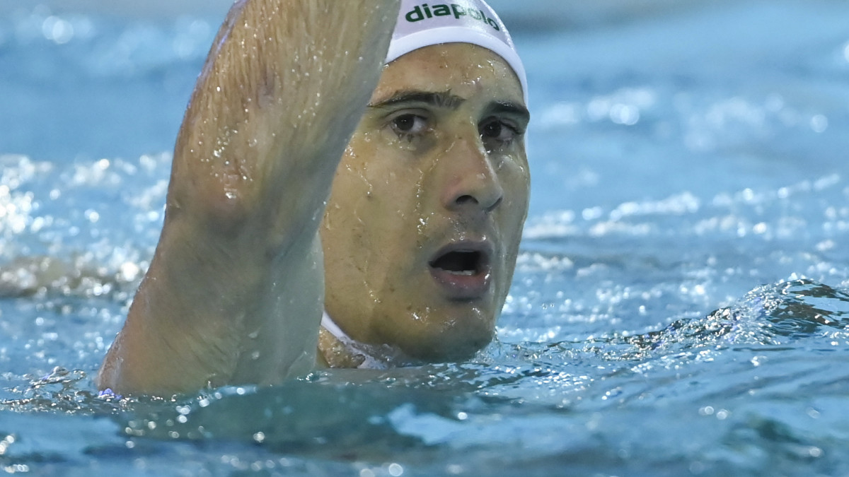 A ferencvárosi Vámos Márton a férfi vízilabda Bajnokok Ligája negyeddöntőjében játszott FTC Telekom Waterpolo és a horvát Jug Dubrovnik mérkőzésen Belgrádban 2022. június 2-án.