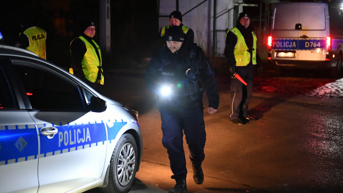 Rendőrök járőröznek a kelet-lengyelországi Hrubieszów járásban fekvő Przewodow faluban 2022. november 15-én, miután két ember életét vesztette azt követően, hogy sajtóhírek szerint két orosz rakéta csapódott egy gabonasilóba. Piotr Müller lengyel kormányszóvivő a Nemzetbiztonsági és Védelmi Bizottság rendkívüli ülése után bejelentette, a robbanás kapcsán Varsó növeli egyes katonai alakulatok és a rendvédelmi erők készültségét. Az orosz védelmi minisztérium szerint provokációnak minősülnek azok a lengyel médiajelentések, amelyek szerint orosz rakéták csapódtak volna be lengyel területen. A NATO figyelemmel kíséri a fejleményeket és egyeztet a szövetséges tagországokkal.
