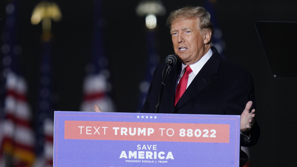 Donald Trump volt amerikai elnök beszédet mond JD Vance republikánus ohiói szenátorjelölt választási kampányrendezvényén Vandialában 2022. november 7-én. A félidős kongresszusi és helyi választásokat november 8-án tartják az Egyesült Államokban.