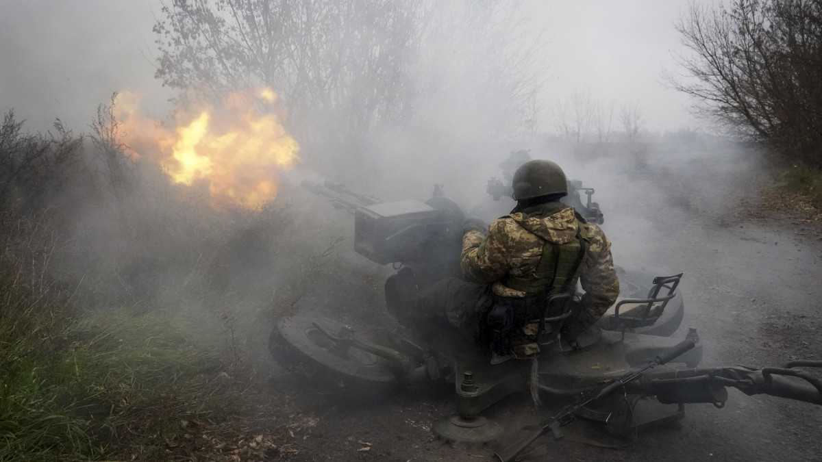 Ukrán nemzeti gárdisták az orosz állásokra tüzelnek légvédelmi gépágyújukkal a kelet-ukrajnai Harkivi területen 2022. november 11-én.