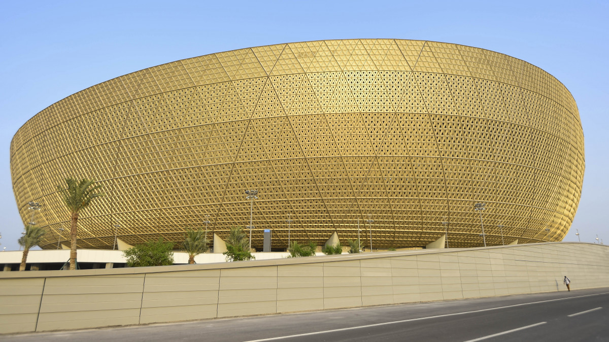 A 2022-es katari labdarúgó-világbajnokság döntőjének, valamint tíz mérkőzésének otthont adó Luszail Stadion a Dohától 23 km-re fekvő Luszailban 2022. szeptember 28-án. A katari vb legnagyobb stadionja 80 ezer néző befogadására alkalmas.