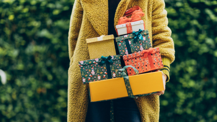 Kutatás: a karácsonyi ajándékvásárlásnál is nyílik az olló