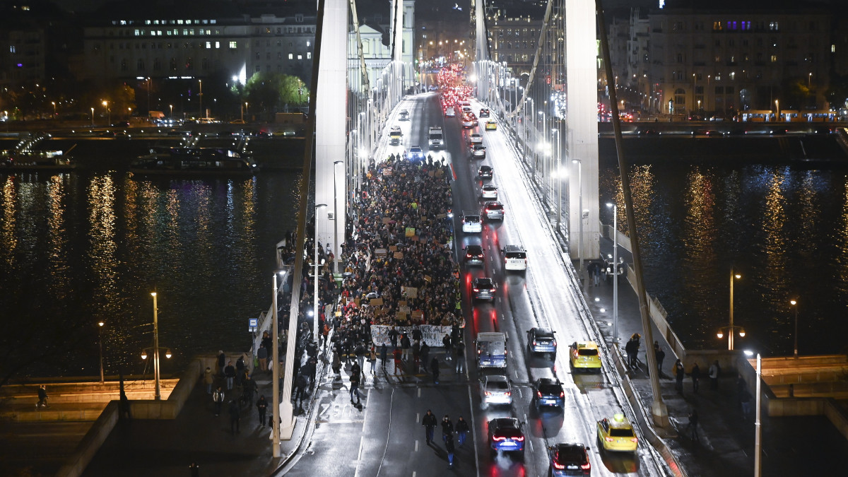 A tanárok, diákok és szülők részvételével zajló vonulásos demonstráció résztvevői az Erzsébet hídon 2022. november 18-án. A tüntetés a reggeli élőlánc folytatásaként indult a Március 15. térről, a résztvevők a tanárok béremelését és oktatási reformot követeltek. A megmozdulást az Egységes Diákfront tagjaiként a Turul Diákegyesület, a Pala Mozgalom, a Grund és a Diákok a Tanárokért szervezte.