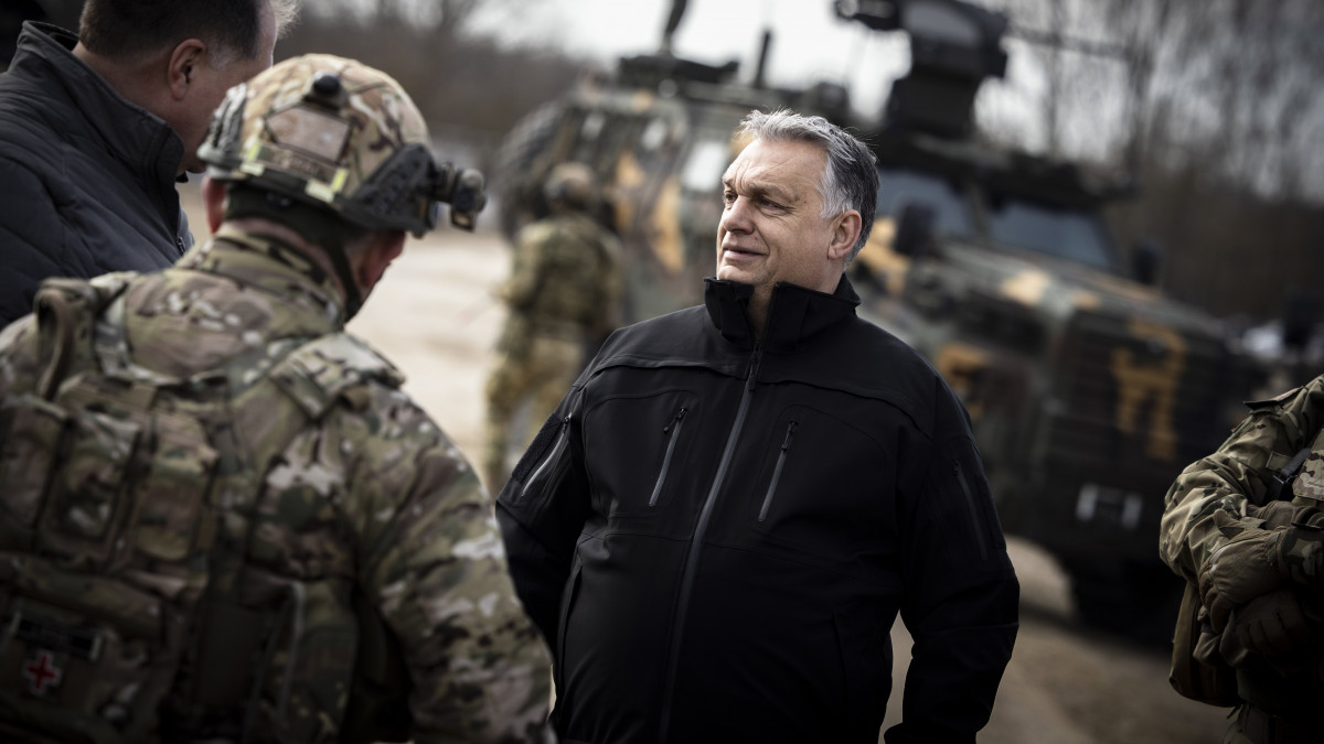 A Miniszterelnöki Sajtóiroda által közreadott képen Orbán Viktor miniszterelnök határszemlét tart Hajdúhadházon 2022. február 26-án.