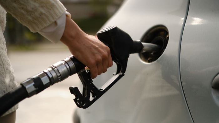 Közelít a hatósági árhoz a benzin és a dízel is