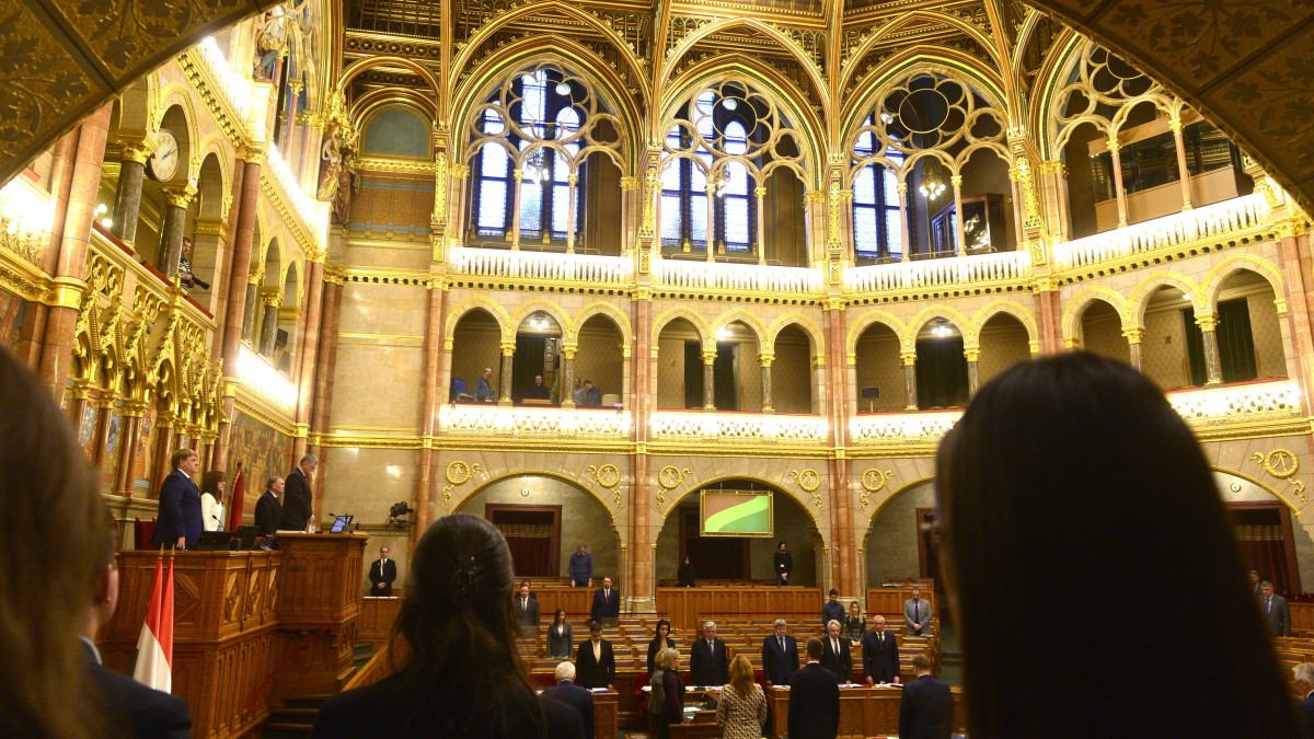A képviselők egyperces néma felállással emlékeznek Lukáts Miklós (KDNP) elhunyt országgyűlési képviselőre az Országgyűlés plenáris ülésén 2022. november 21-én.