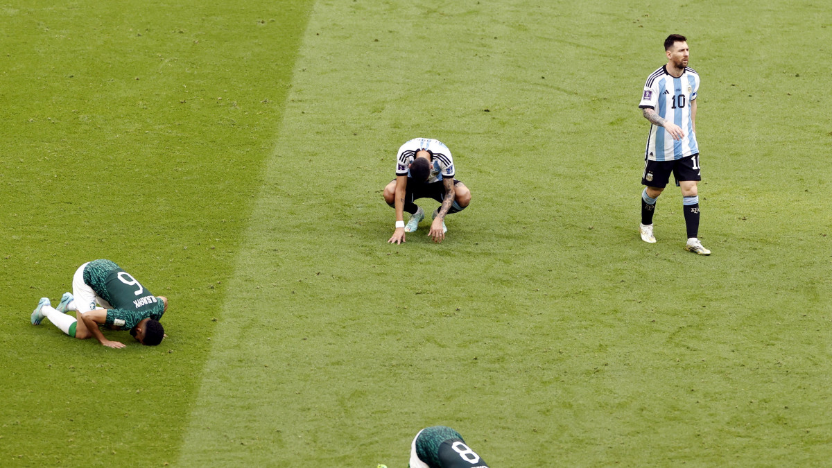 Az argentin Lionel Messi (j) távozik a pályáról a katari labdarúgó-világbajnokság első fordulójában, a C csoportban játszott Argentína-Szaúd-Arábia mérkőzés után a Loszaíl Stadionban 2022. november 22-én. Szaúd-Arábia 2-1-re győzött.