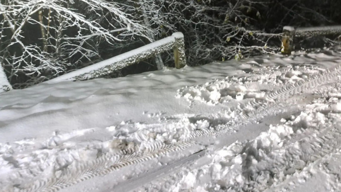 Itt az első hó, már vannak járhatatlan utak Magyarországon – fotók, videók