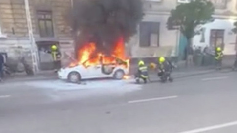 Lángoló autó Budapest forgalmas útján – videó