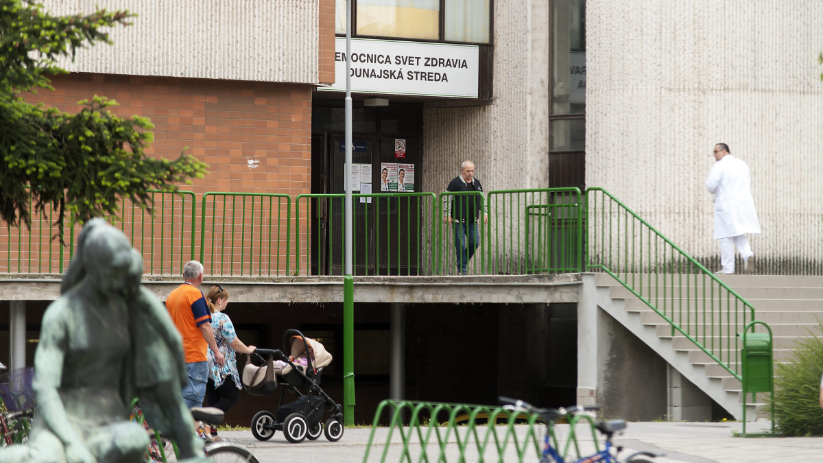 A szlovákiai dunaszerdahelyi (Dunájska Streda) kórház, ahová beszállították a hajnalban meglőtt szíriai migránst 2016. május 9-én. A szlovák vámőrök intézkedés közben meglőttek egy migránst, egy 26 éves szíriai nőt a szlovák-magyar határ szlovák oldalán lévő Nagymegyer (Velky Meder) közelében.