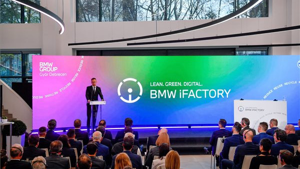 Szijjártó Péter külgazdasági és külügyminiszter beszédet mond a BMW beruházását bejelentő ünnepségen Debrecenben. Fotó: MTI
