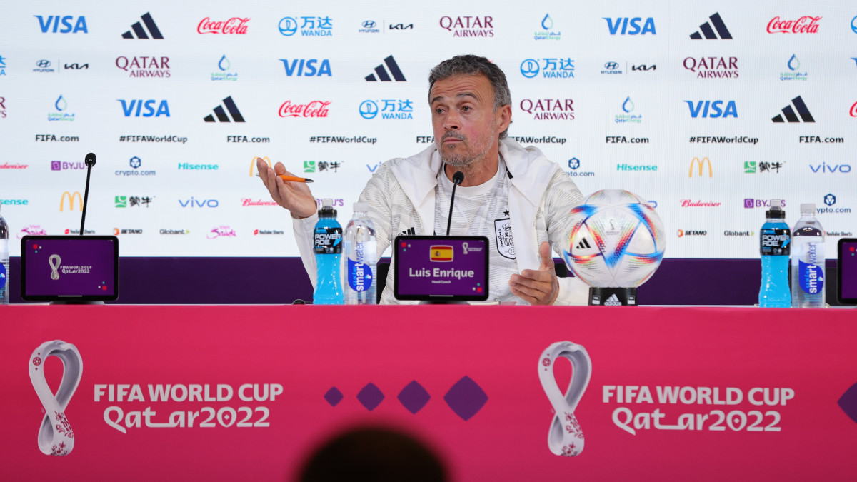 Luis Enrique spanyol szövetségi kapitány egy dohai sajtóértekezleten 2022. november 22-én. Costa Rica másnap Spanyolország ellen játszik a katari labdarúgó-világbajnokság E csoportjának első fordulójában.