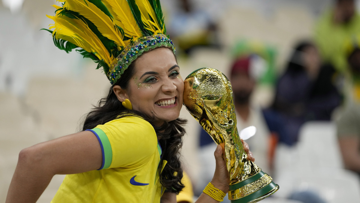 Brazil szurkoló a világbajnoki trófea másával a katari labdarúgó-világbajnokság G csoportjának első fordulójában játszott Brazília-Szerbia mérkőzés kezdetén a Loszaíl Stadionban 2022. november 24-én.