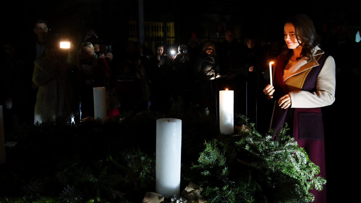 Novák Katalin köztársasági elnök meggyújtja az első gyertyát a II. Rákóczi Ferenc Kárpátaljai Magyar Főiskola előtti adventi koszorún Beregszászon 2022. november 27-én.