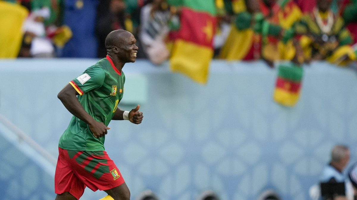 A kameruni Vincent Aboubakar ünnepel, miután megszerezte csapata második gólját a katari labdarúgó-világbajnokság G csoportjának második fordulójában játszott Kamerun-Szerbia mérkőzésen az al-vakrai al-Dzsanúb Stadionban 2022. november 28-án.