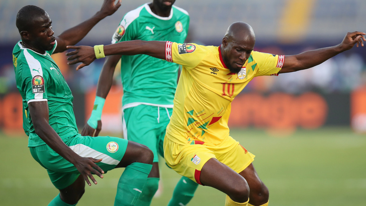 A szenegáli Kalidou Koulibaly (b) és a benini Mickael Pote a labdarúgó Afrikai Nemzetek Kupája negyeddöntőjében játszott Szenegál - Benin mérkőzésen Kairóban 2019. július 10-én.