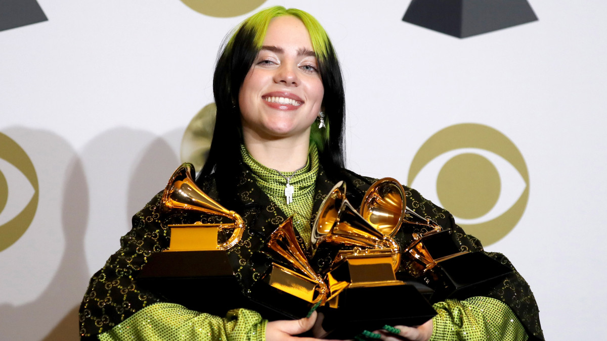 Billie Eilish amerikai énekesnő kezében az év daláért, az év felvételéért (Bad Guy), az év albumáért, illetve a legjobb pop énekes albumért (When We All Fall Asleep, Where Do We Go?) és a legjobb új előadónak járó elismeréssel a Grammy-díjak 62. átadási ünnepségén a Los Angeles-i Staples Centerben 2020. január 26-án.