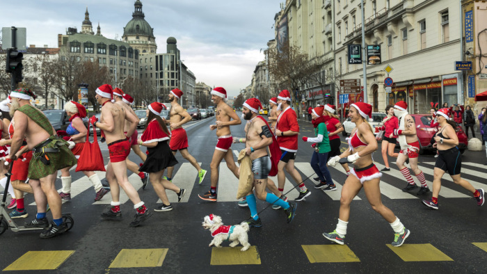 Vasárnap fürdőruhás kocogó mikulások lepik el Budapest belvárosát