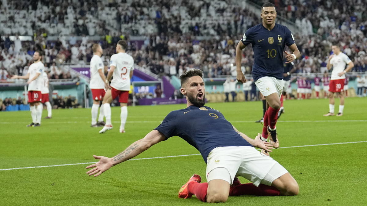 A francia Olivier Giroud (k) ünnepel, miután megszerezte csapata első gólját a katari labdarúgó-világbajnokság nyolcaddöntőjében játszott Franciaország-Lengyelország mérkőzésen a dohai at-Tumama Stadionban 2022. december 4-én.