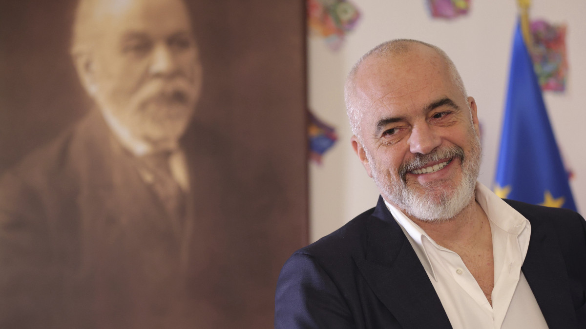 Edi Rama albán miniszterelnök az Associated Press amerikai hírügynökségnek nyilatkozik Tiranában 2022. december 5-én. Másnap az albán fővárosban tartják az Európai Unió és nyugat-balkáni országok csúcstalálkozóját.