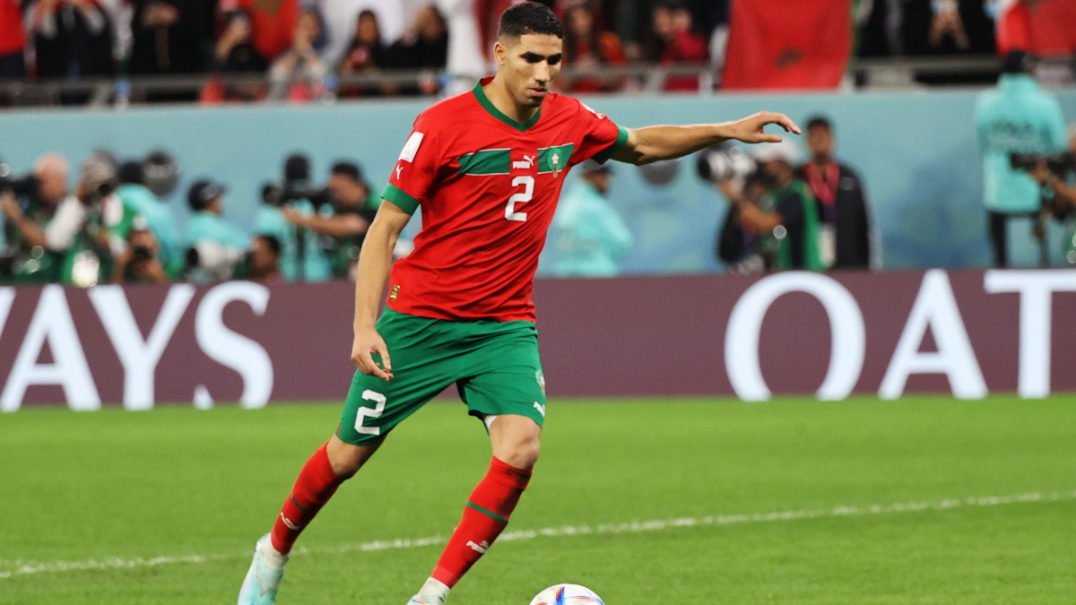 A marokkói Asraf Hakimi berúgja 11-esét, és ezzel Marokkó 3-0-ra győz a katari labdarúgó-világbajnokság nyolcaddöntőjében játszott Marokkó-Spanyolország mérkőzés 0-0-ra végződött hosszabbítása utáni büntetőpárbajban az ar-rajjáni Egyetemvárosi Stadionban 2022. december 6-án.