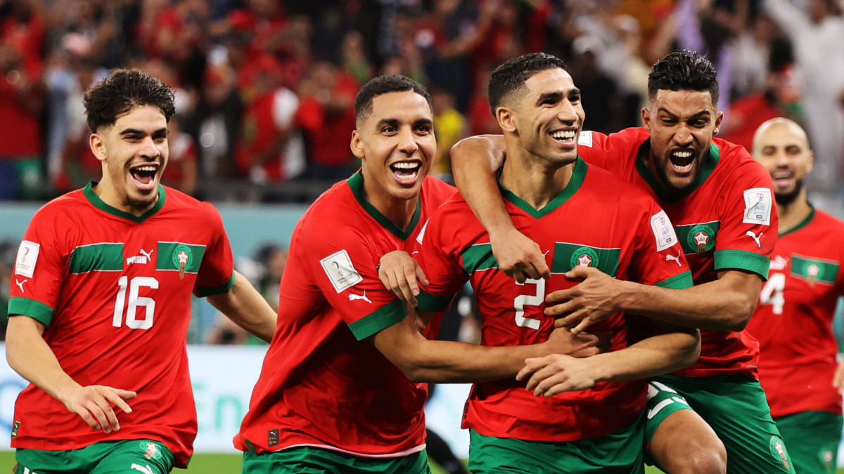 A marokkói Asraf Hakimi (b3), miután berúgta 11-esét, és ezzel Marokkó 3-0-ra győzött a katari labdarúgó-világbajnokság nyolcaddöntőjében játszott Marokkó-Spanyolország mérkőzés 0-0-ra végződött hosszabbítása utáni büntetőpárbajban az ar-rajjáni Egyetemvárosi Stadionban 2022. december 6-án.
