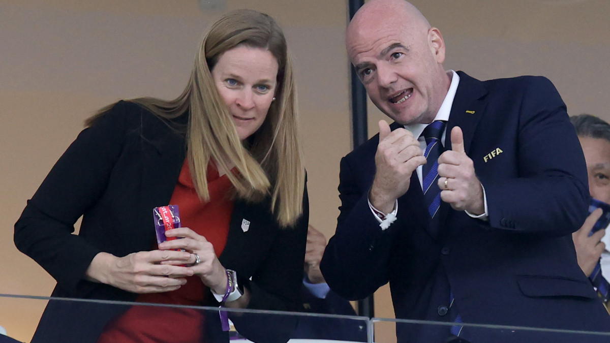 Cindy Parlow Cone, az Amerikai Labdarúgó-Szövetség, az USSF elnöke (b) és Gianni Infantino, a Nemzetközi Labdarúgó-szövetség, a FIFA elnöke a katari labdarúgó-világbajnokság harmadik fordulójában, a B csoportban játszott Irán-Egyesült Államok mérkőzésen a dohai at-Tumama Stadionban 2022. november 29-én.