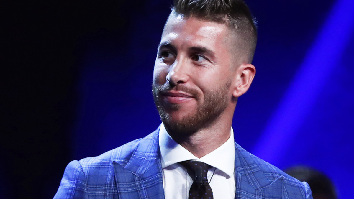 Monaco, 2018. augusztus 30.Sergio Ramos, a Real Madrid spanyol labdarúgóklub hátvédje, miután átvette az Európai Labdarúgó-szövetség, az UEFA Év Hátvédje díját Monacóban 2018. augusztus 30-án. (MTI/EPA/Guillaume Horcajuelo)