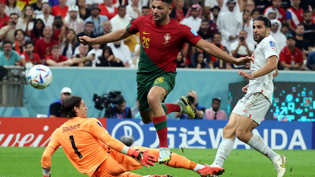 A portugál Goncalo Ramos (k) berúgja csapata ötödik gólját a katari labdarúgó-világbajnokság nyolcaddöntőjében játszott Portugália-Svájc mérkőzésen a Loszaíl Stadionban 2022. december 6-án.