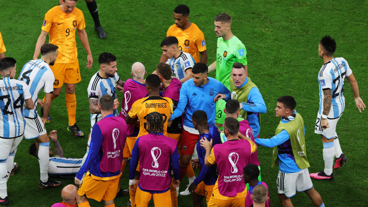 Holland és argentin játékosok dulakodnak a katari labdarúgó-világbajnokság negyeddöntőjében játszott Hollandia-Argentína mérkőzésen a Loszaíl Stadionban 2022. december 9-én.