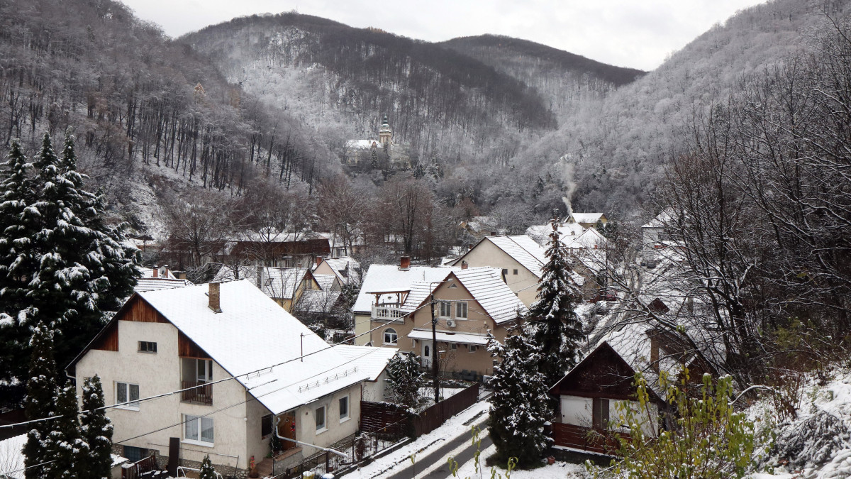 Behavazott házak Felsőhámorban, háttérben a lillafüredi Palotaszálló 2022. december 11-én.
