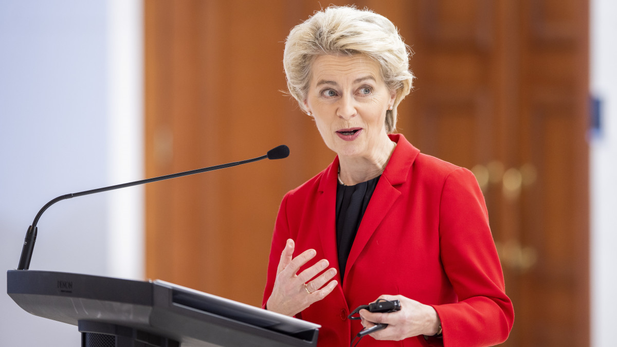 Ursula von der Leyen, az Európai Bizottság elnöke a Maia Sandu moldovai elnökkel közösen tartott sajtótájékoztatón Chisinauban 2022. november 10-én.