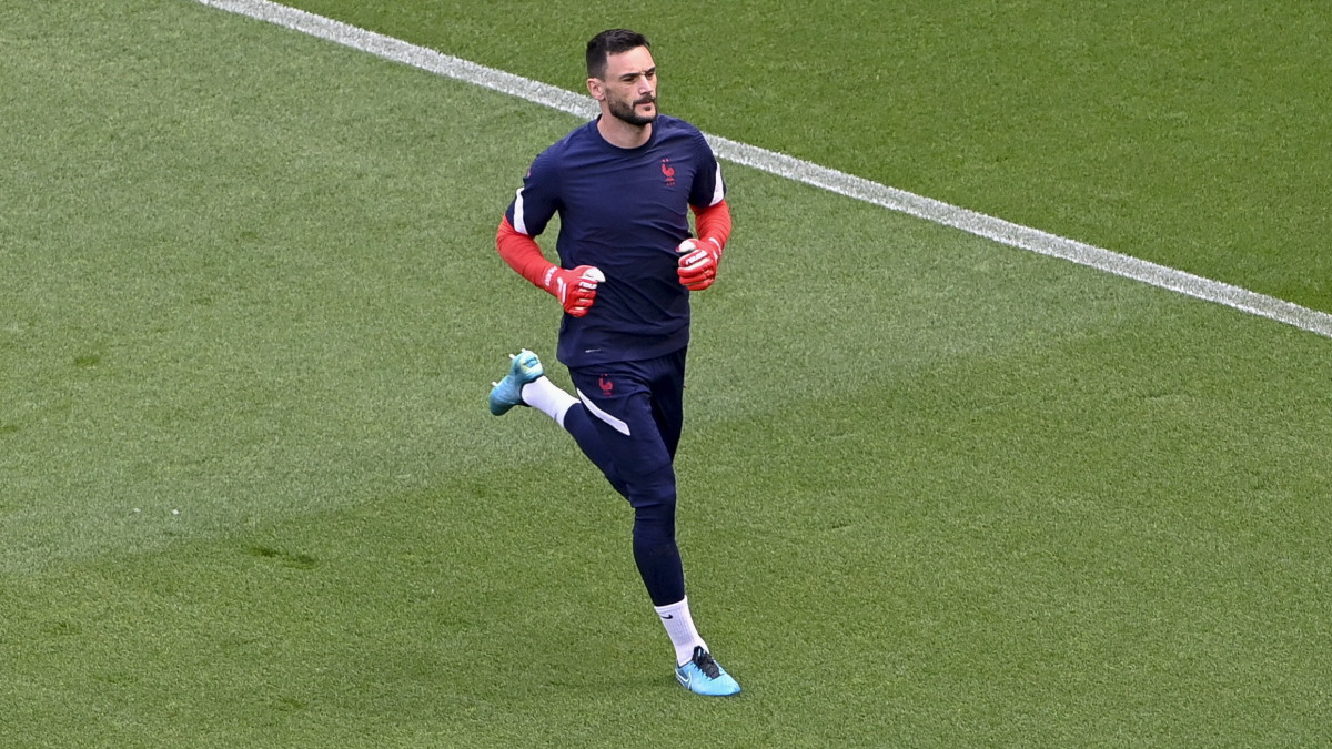 A francia kapus, Hugo Lloris melegít a koronavírus-járvány miatt 2021-re halasztott 2020-as labdarúgó Európa-bajnokság F csoportjának második fordulójában játszott Magyarország - Franciaország mérkőzés előtt a Puskás Arénában 2021. június 19-én.