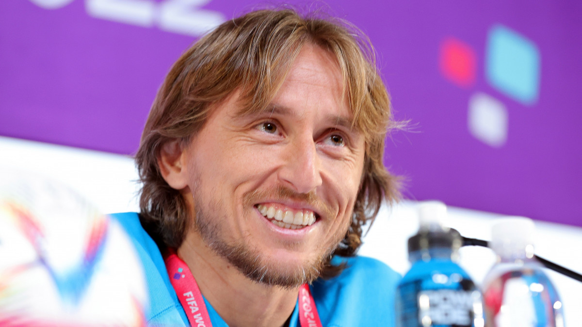 Luka Modric, a horvát válogatott tagja egy dohai sajtóértekezleten 2022. december 8-án. Horvátország december 9-én Brazília ellen játszik a katari labdarúgó-világbajnokság negyeddöntőjében.